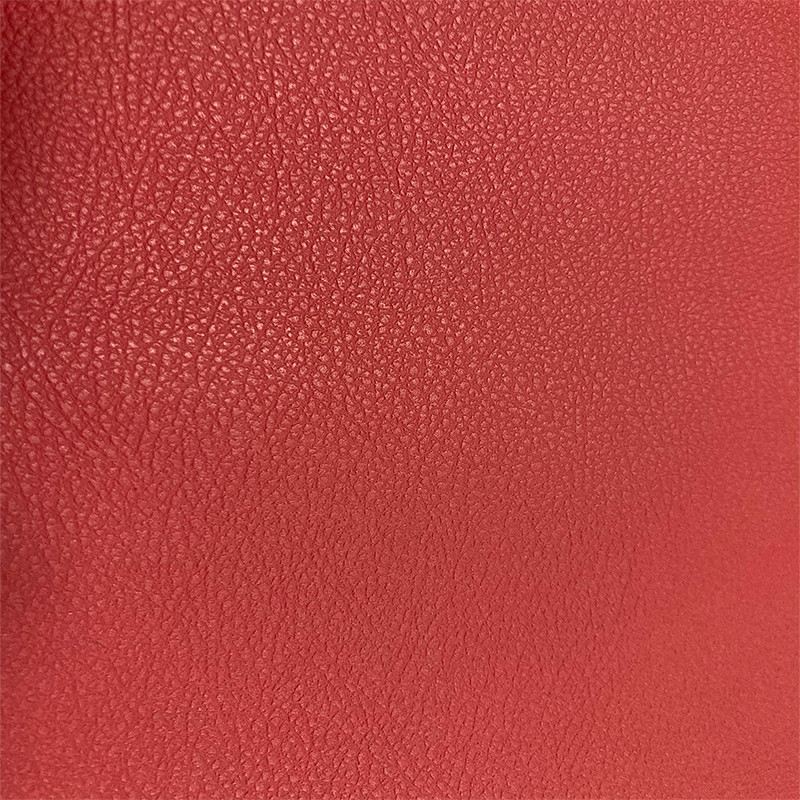 Gros plan Housse auto sur mesure GOLD (simili cuir rouge)